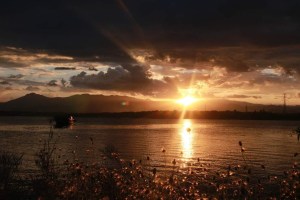 Hoàng hôn về trên đầm Thuỷ Triều Cam Lâm